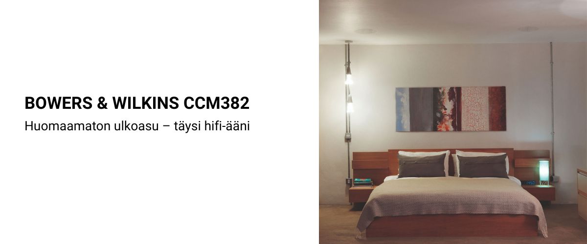 Huomaamattomasti kattoon asennettu B&W CCM382 -kaiutin makuuhuoneessa, jossa moderni sisustus ja taide korostavat kaiuttimen näkymättömyyttä