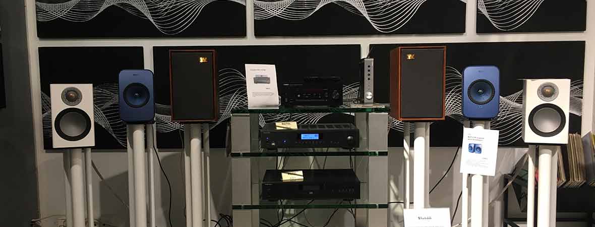 KEF LSX kaiuttimet myymälässä KEF LSX kaiuttimet myymälässä