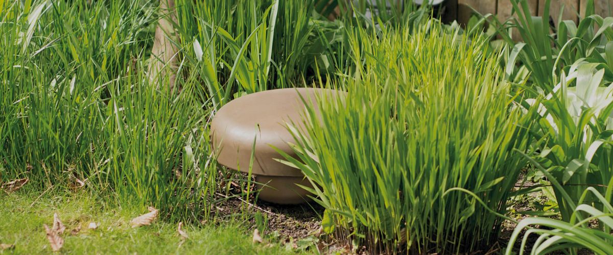  CLG-W12 subwoofer sulautuu puutarhan maisemaan – näkymätön ulkokäyttöön suunniteltu bassoratkaisu