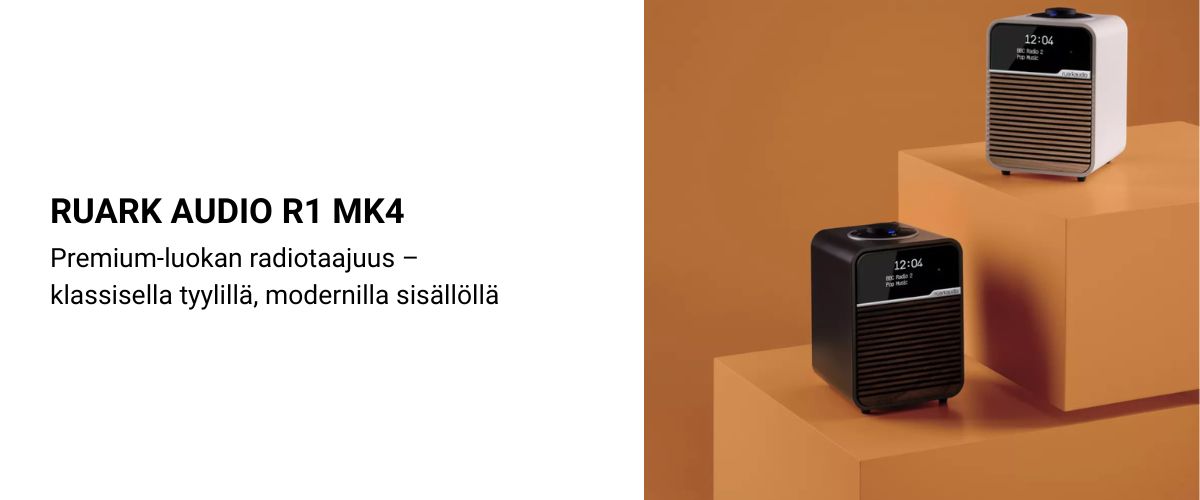 Kaksi Ruark Audio R1 Mk4 pöytäradiota – musta ja valkoinen versio näyttävällä jalustalla, moderni design ja OLED-näyttö esillä.