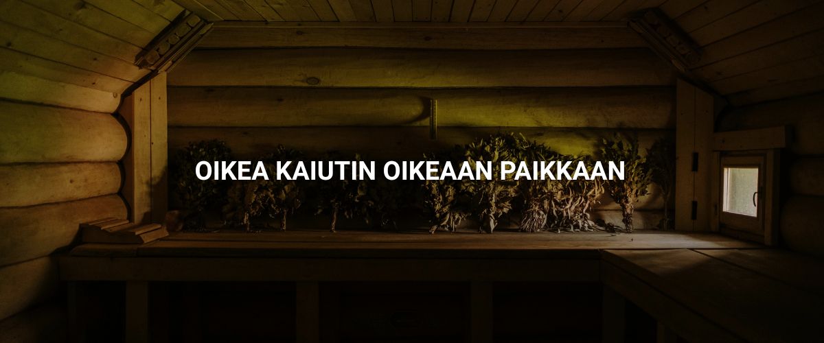 Tumma saunakuva, jossa teksti 'Oikea kaiutin oikeaan paikkaan' korostaa kaiutinvalinnan merkitystä erityyppisissä tiloissa, kuten saunassa ja ulkotiloissa.