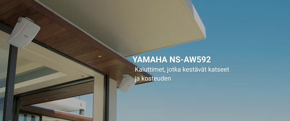 Yamaha NS-AW592 valkoiset ulkokaiuttimet terassin katossa modernin talon yhteydessä