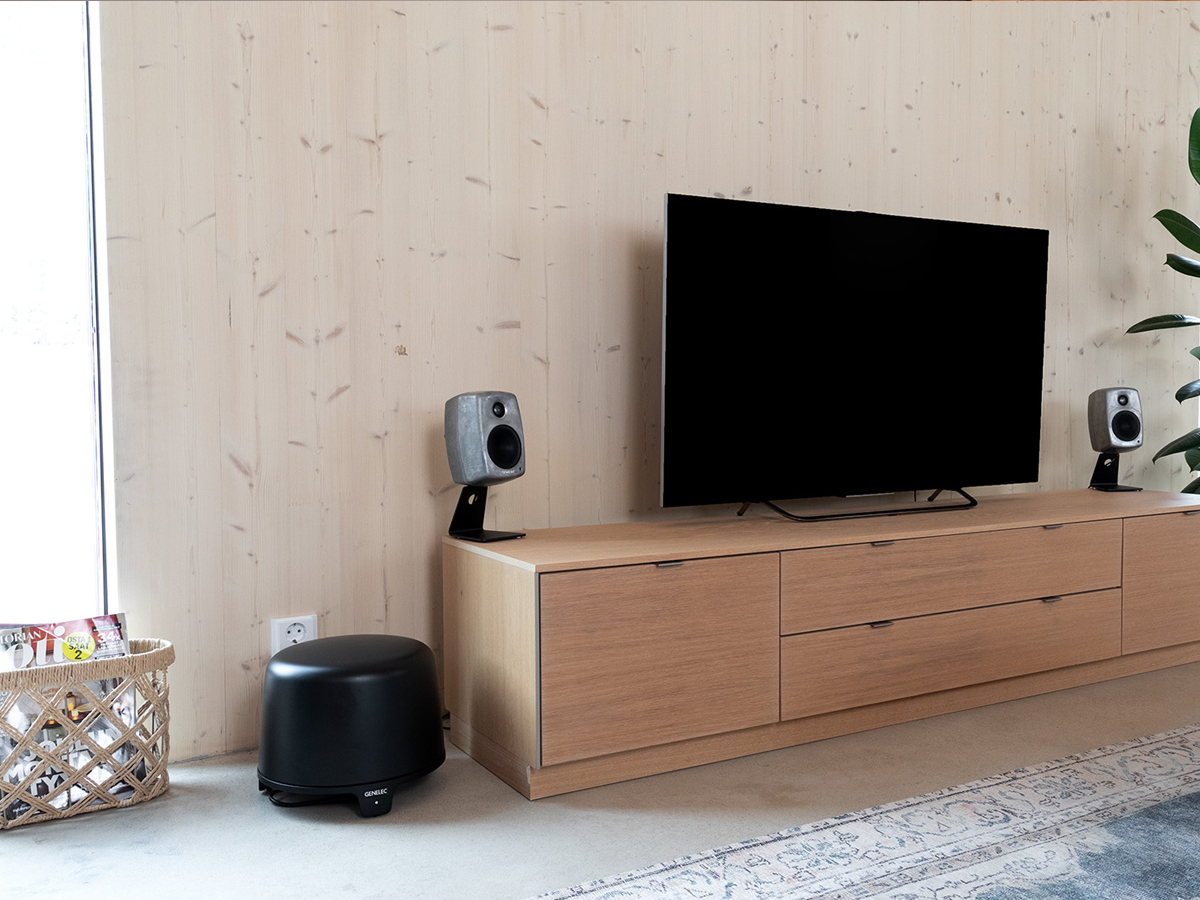 Genelec F2 musta olohuoneessa