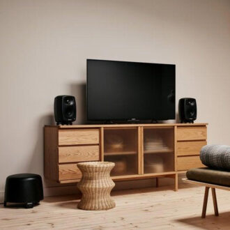 Genelec G Three ja F Two 2.1-kaiutinpaketti olohuoneessa