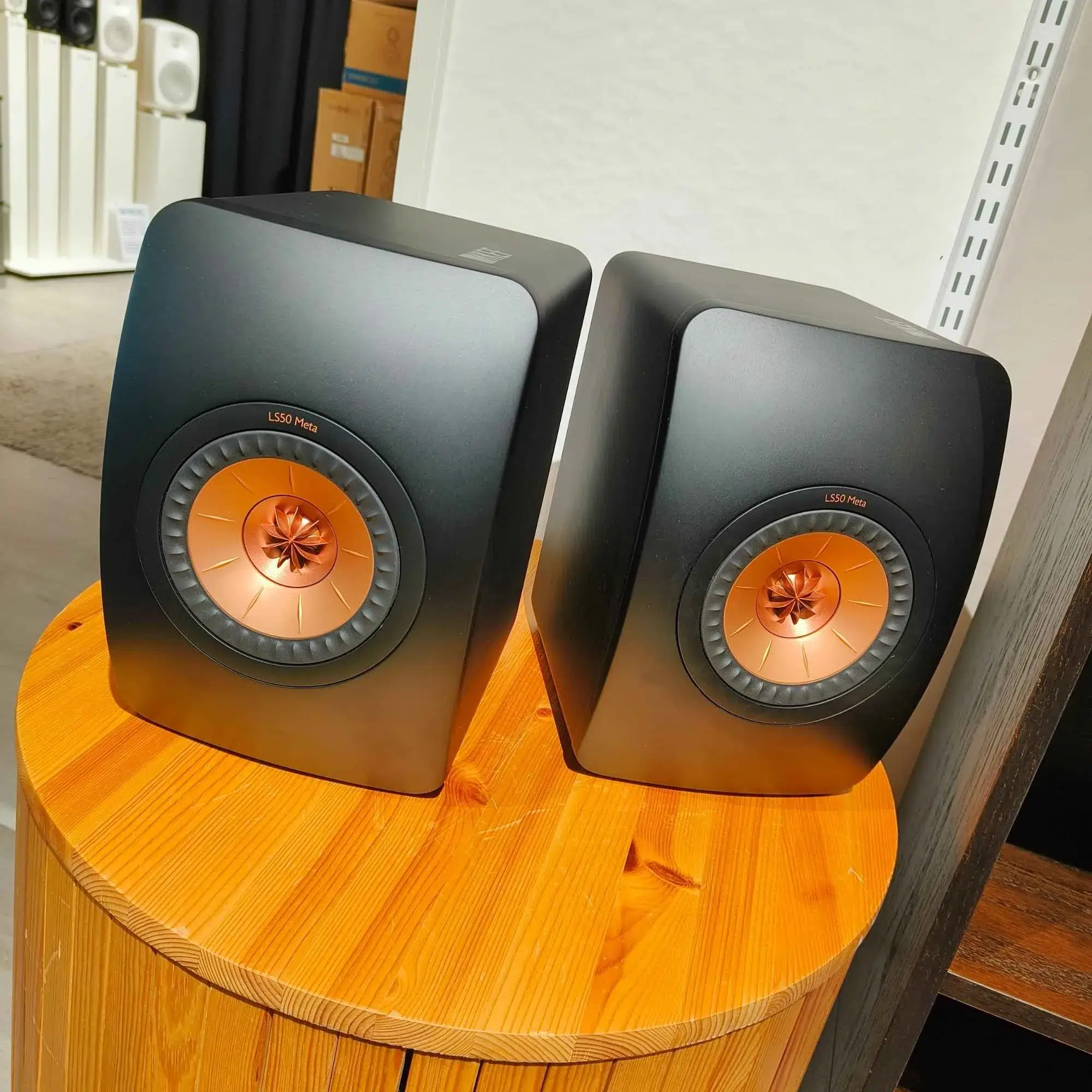 KEF LS50 Meta jalustakaiutinpari, musta (Carbon Black)