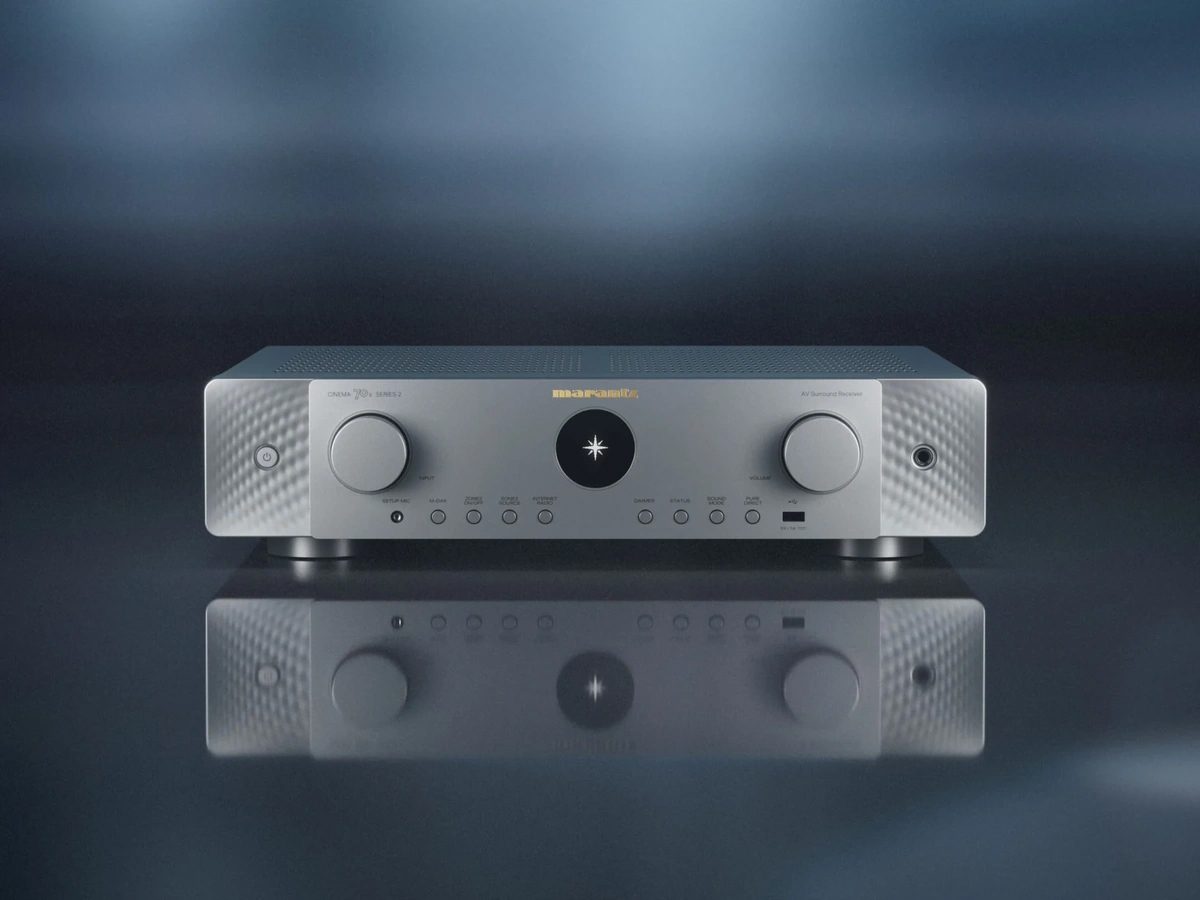 Hopea Marantz CINEMA 70s Series 2 AV-vahvistin edestä