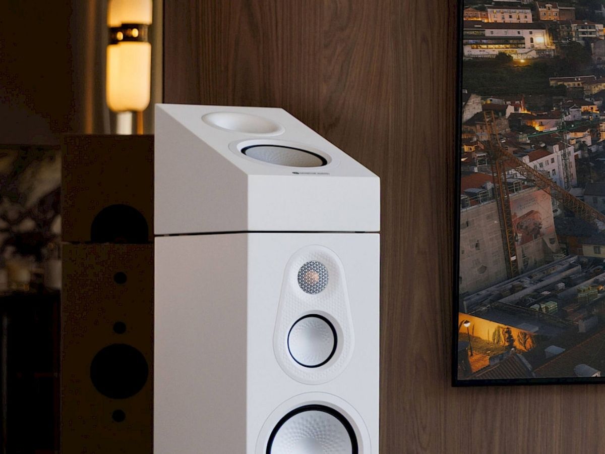 Monitor Audio Silver AMS 8G Dolby Atmos kaiutin käytössä