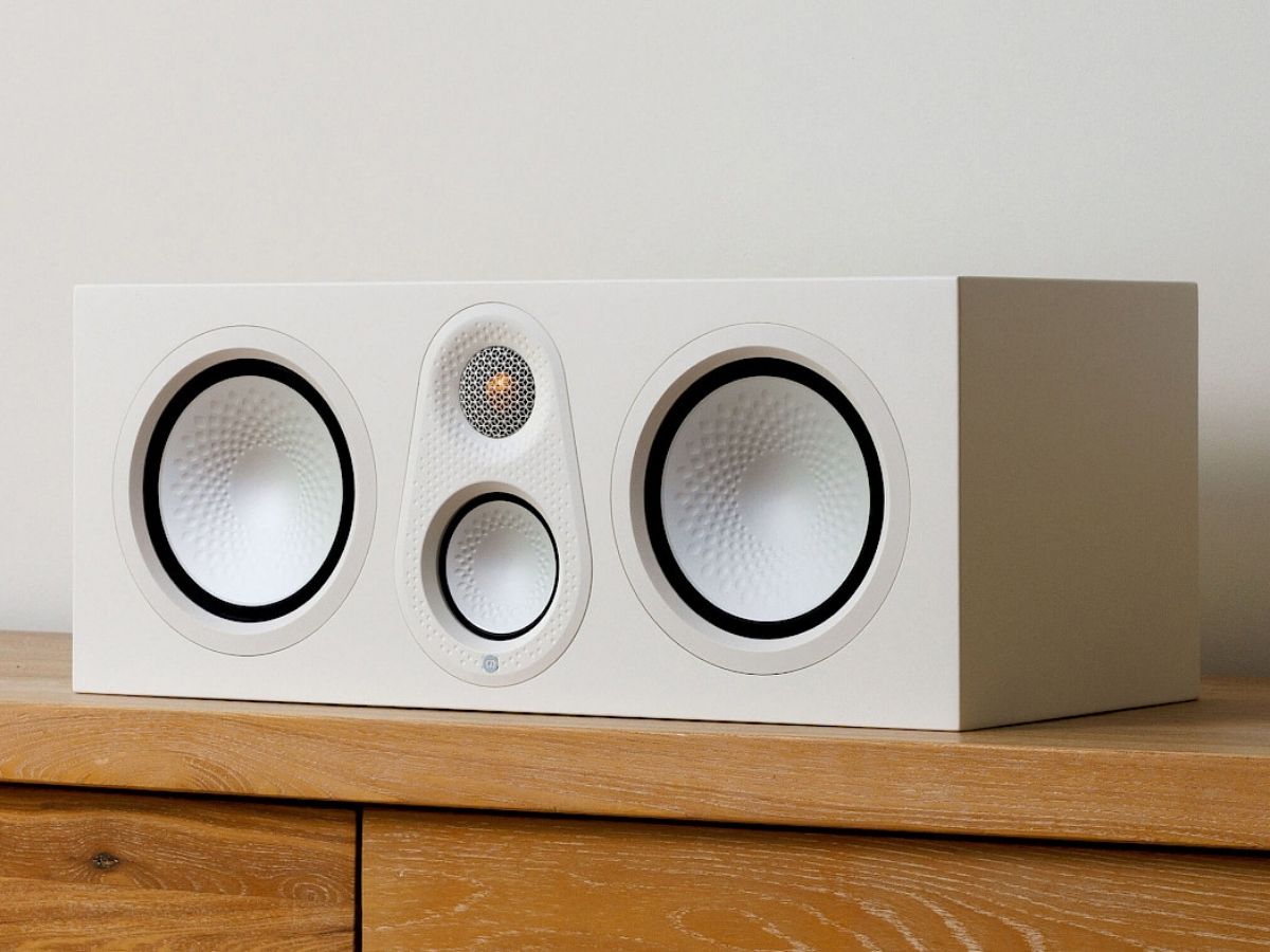 Monitor Audio Silver Centre 8G keskikaiutin valkoinen pöydällä