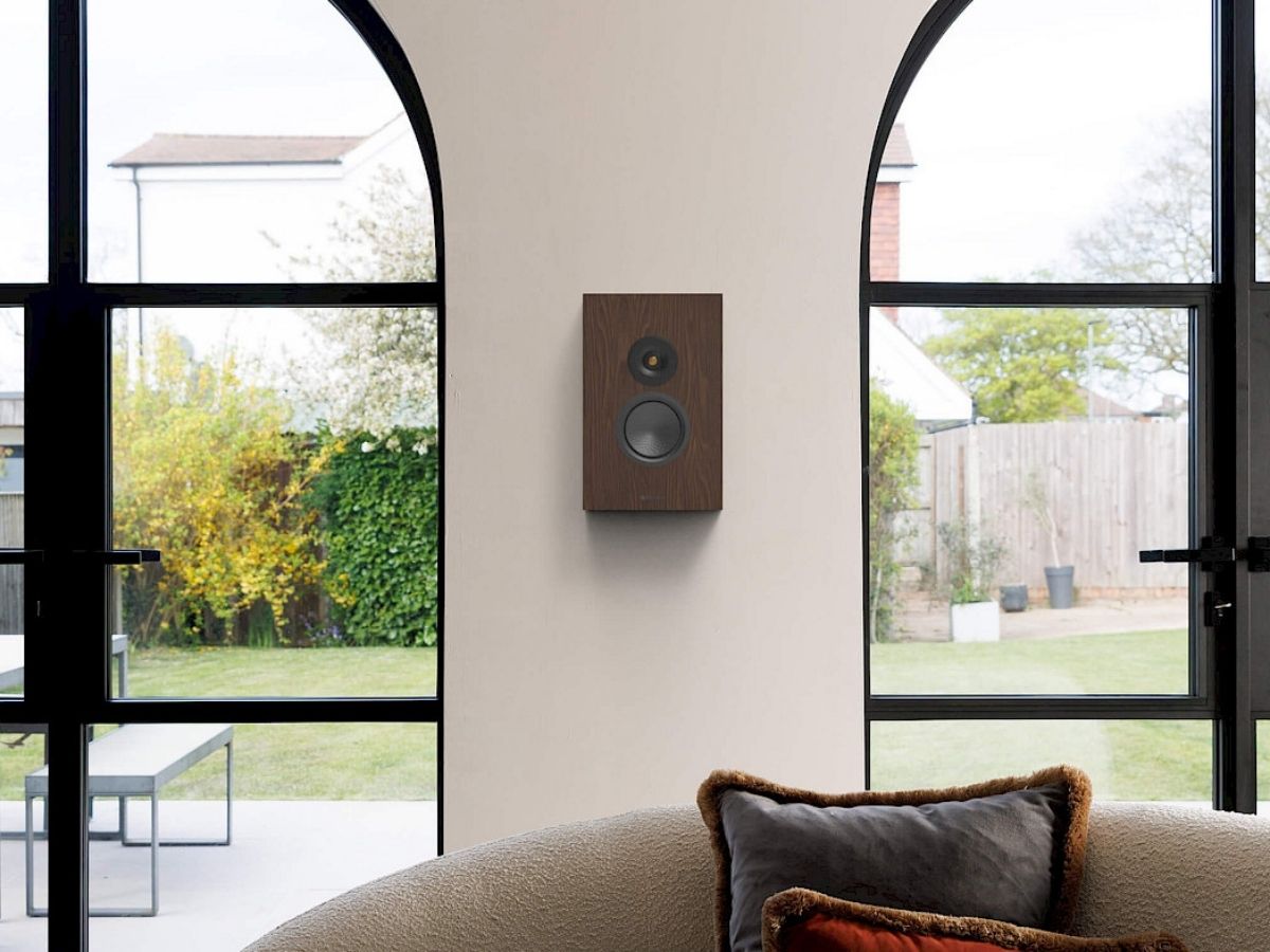 Monitor Audio Silver On-Wall 8G seinäkaiutin pähkinä olohuoneessa