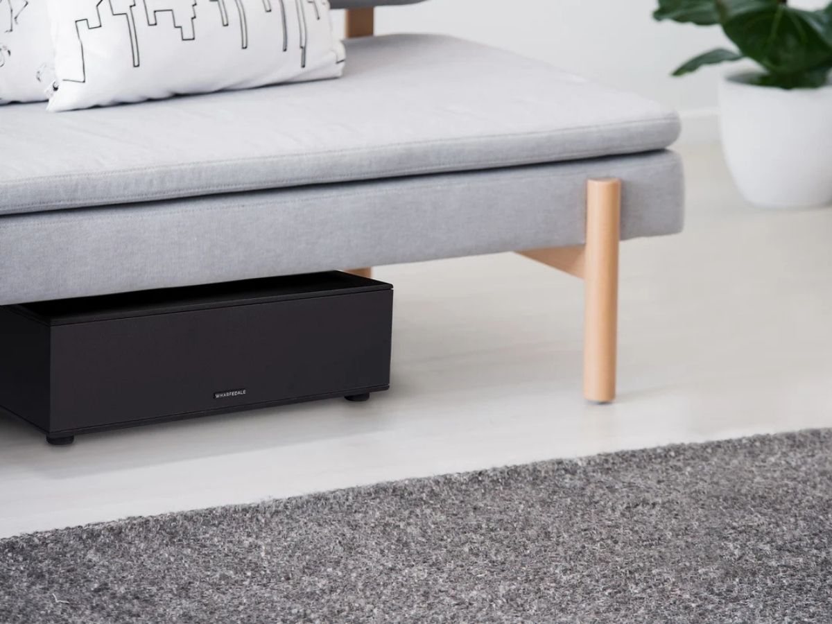 SLIM BASS 8 subwoofer sohvan alla