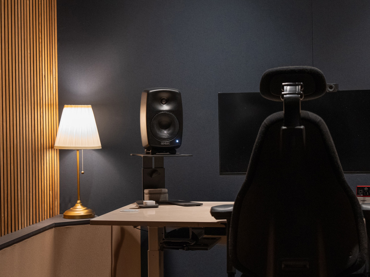 Genelec SAM työpöydällä
