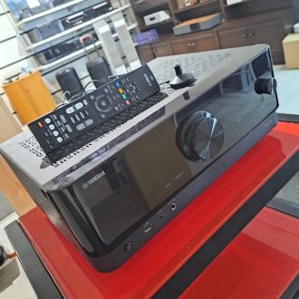 Yamaha TSR-700 AV-viritinvahvistin musta edestä