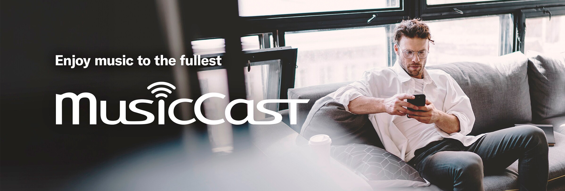 Yamahan musiccast mies sohvalla