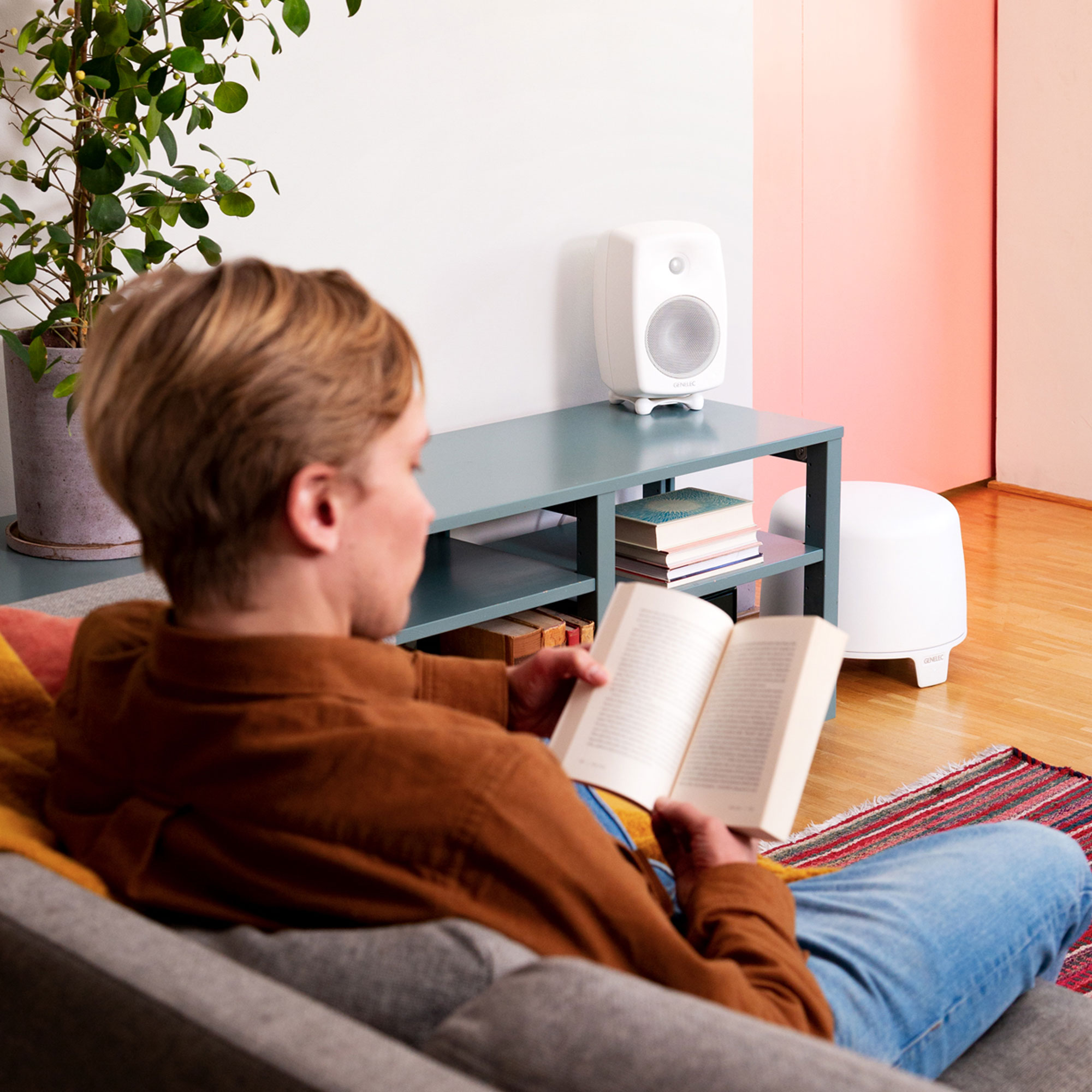 valkoinen Genelec F2 subwoofer tason vieressä