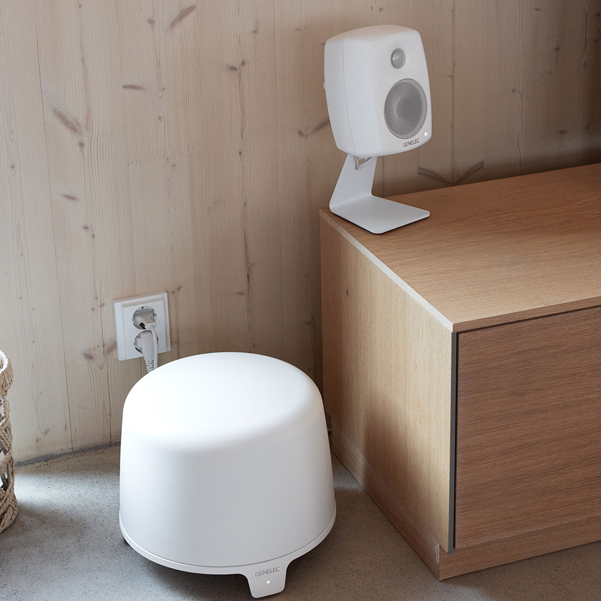 valkoinen Genelec F2 subwoofer tv-tason vieressa