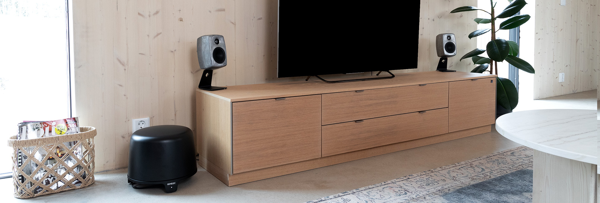 genelec f two musta olohuoneessa