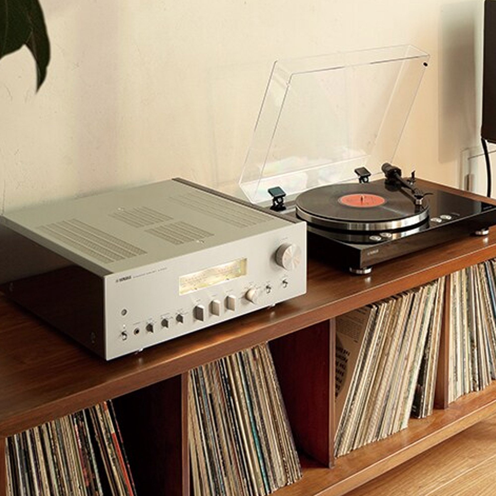 yamaha stereovahviistin levysoittimen vieressä