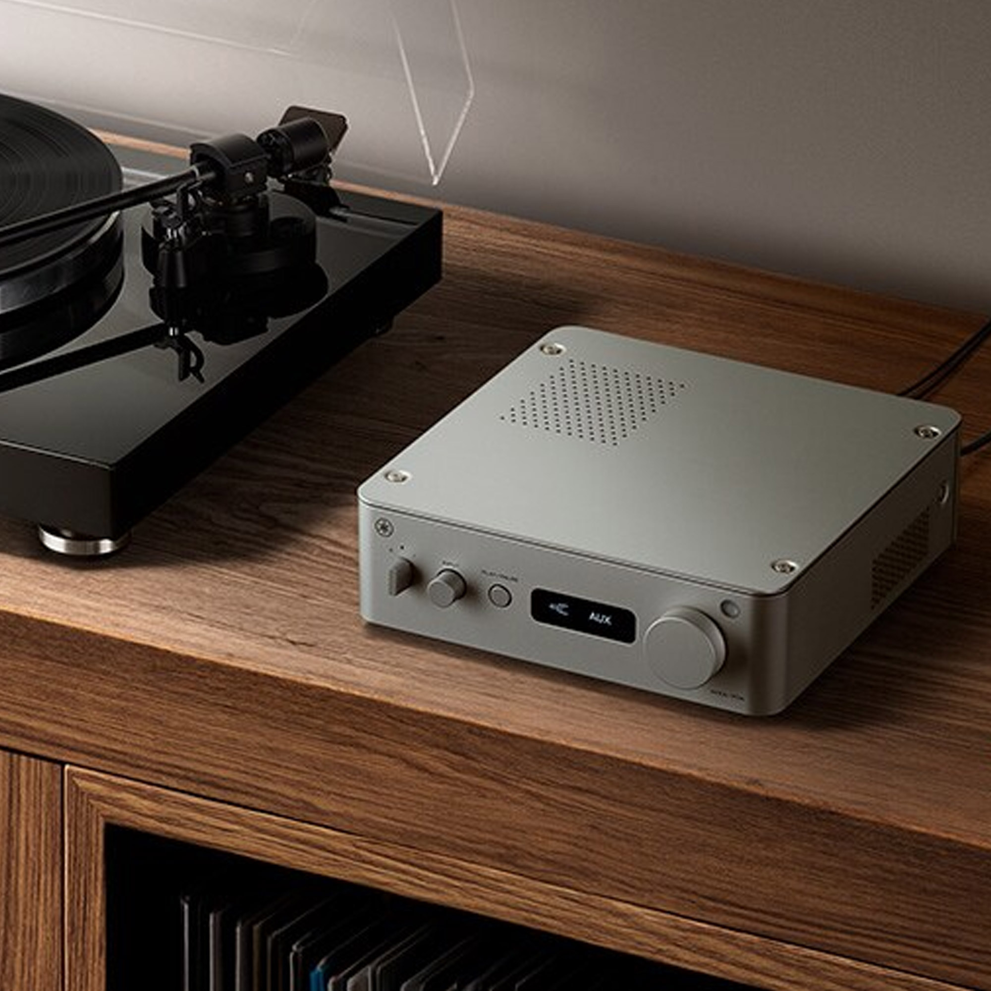 yamaha wxa-70 levysoittimen vieressä