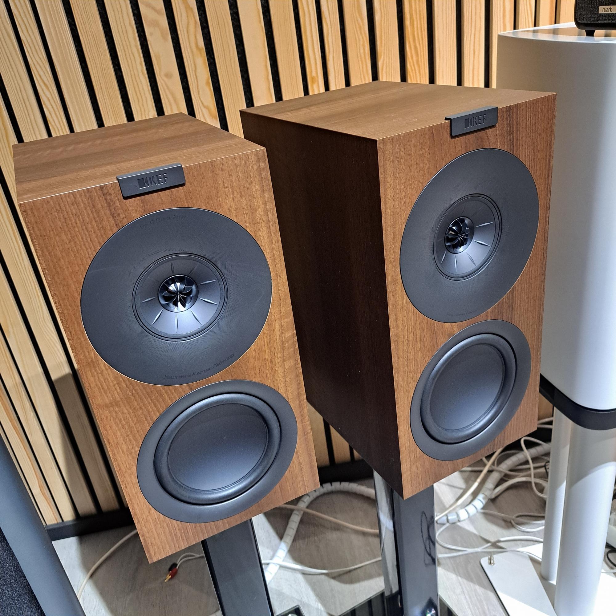 KEF Q Concerto Meta jalustakaiutinpari, pähkinä