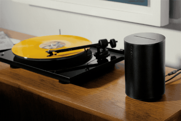 Sonos ERA 100 SL ja levysoitin tasolla