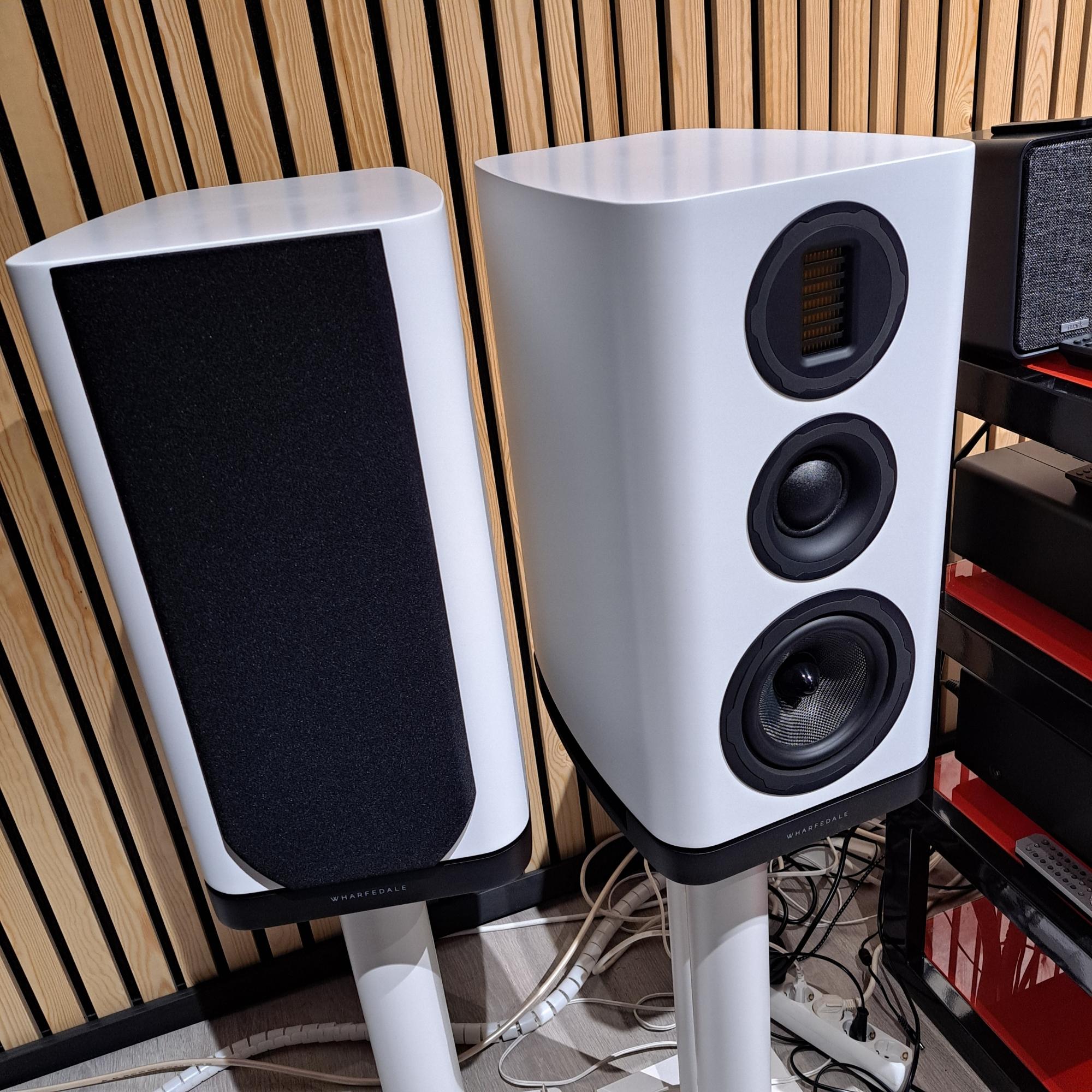 Wharfedale EVO 5.2 jalustakaiutinpari, valkoinen