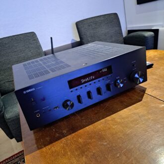 Yamaha R-N600A verkkovahvistin, musta edestä