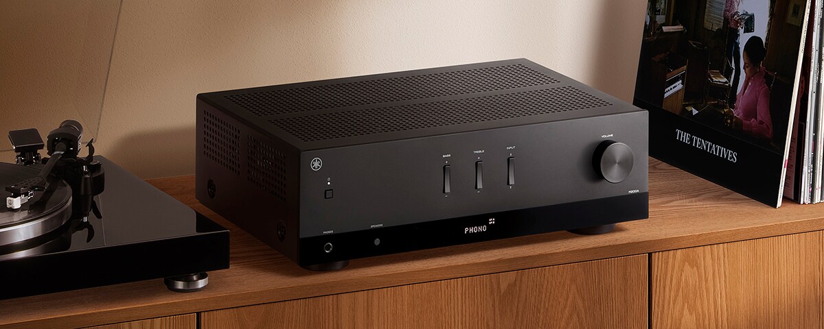 Yamaha R200A stereovahvistin olohuoneessa