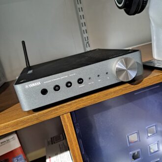 Yamaha WXA-50 verkkovahvistin edestä