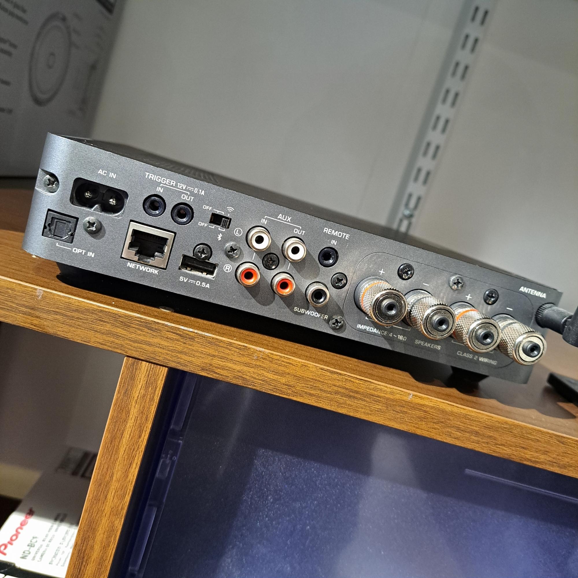 Yamaha WXA-50 verkkovahvistin takaa