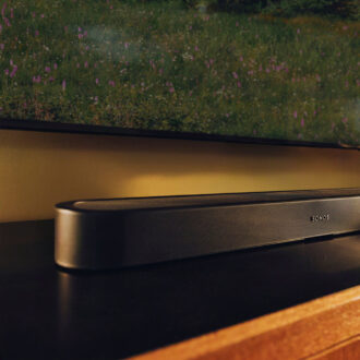 Sonos Beam Ultra musta soundbar television alla olohuoneessa