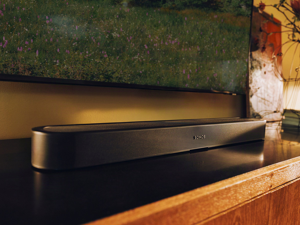Sonos Beam Ultra musta soundbar olohuoneessa