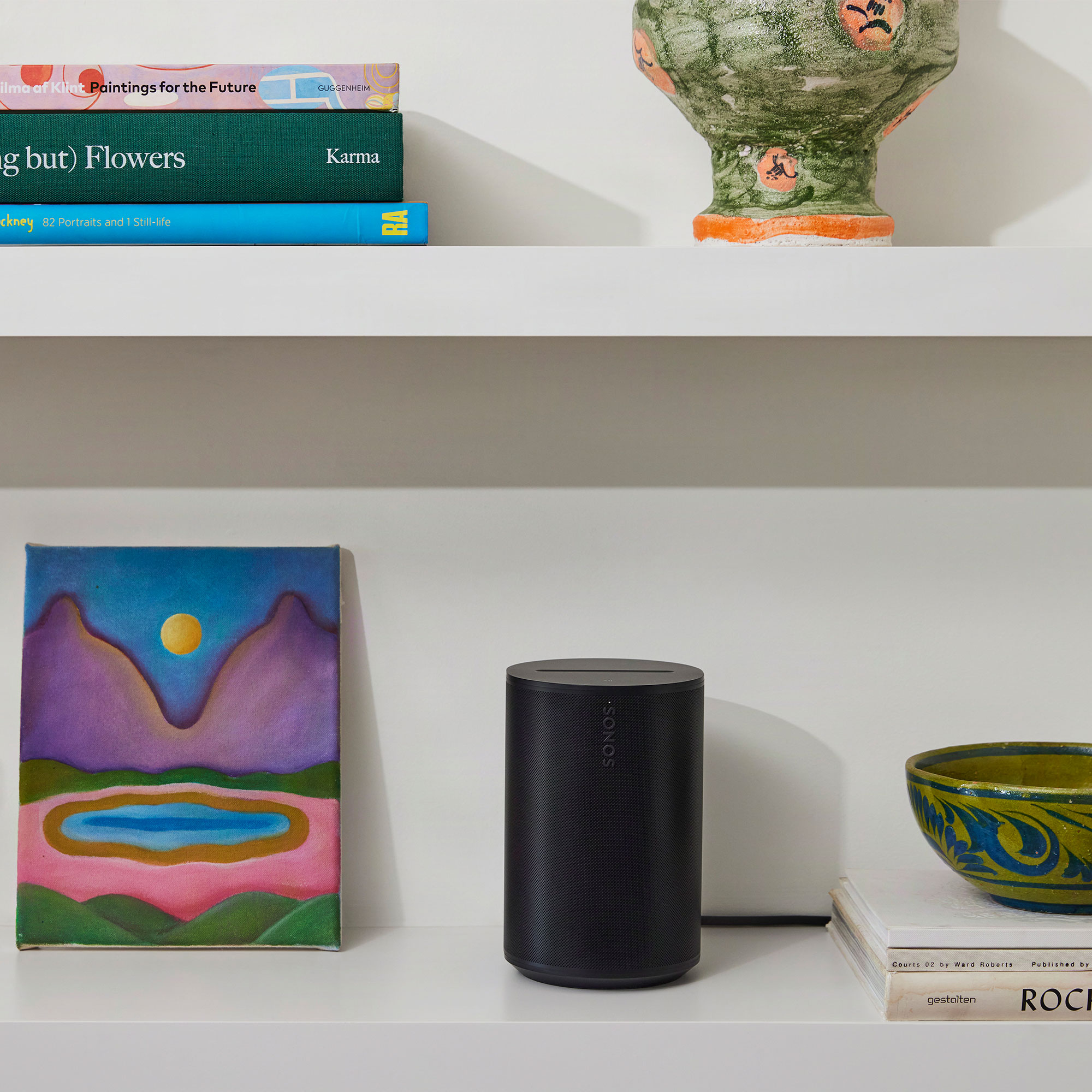 sonos era 100 sl musta kirjahyllyssa