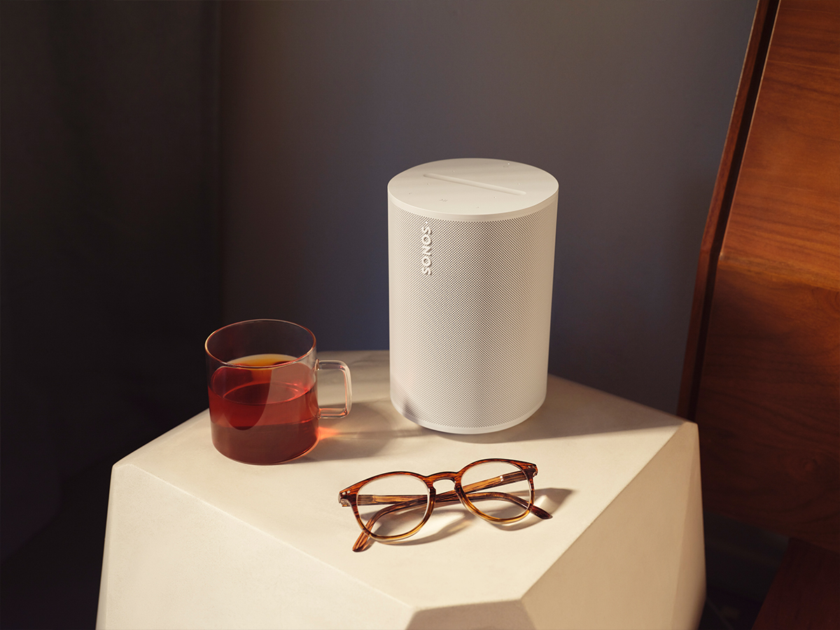 sonos era 100 valkoinen yöpöydällä