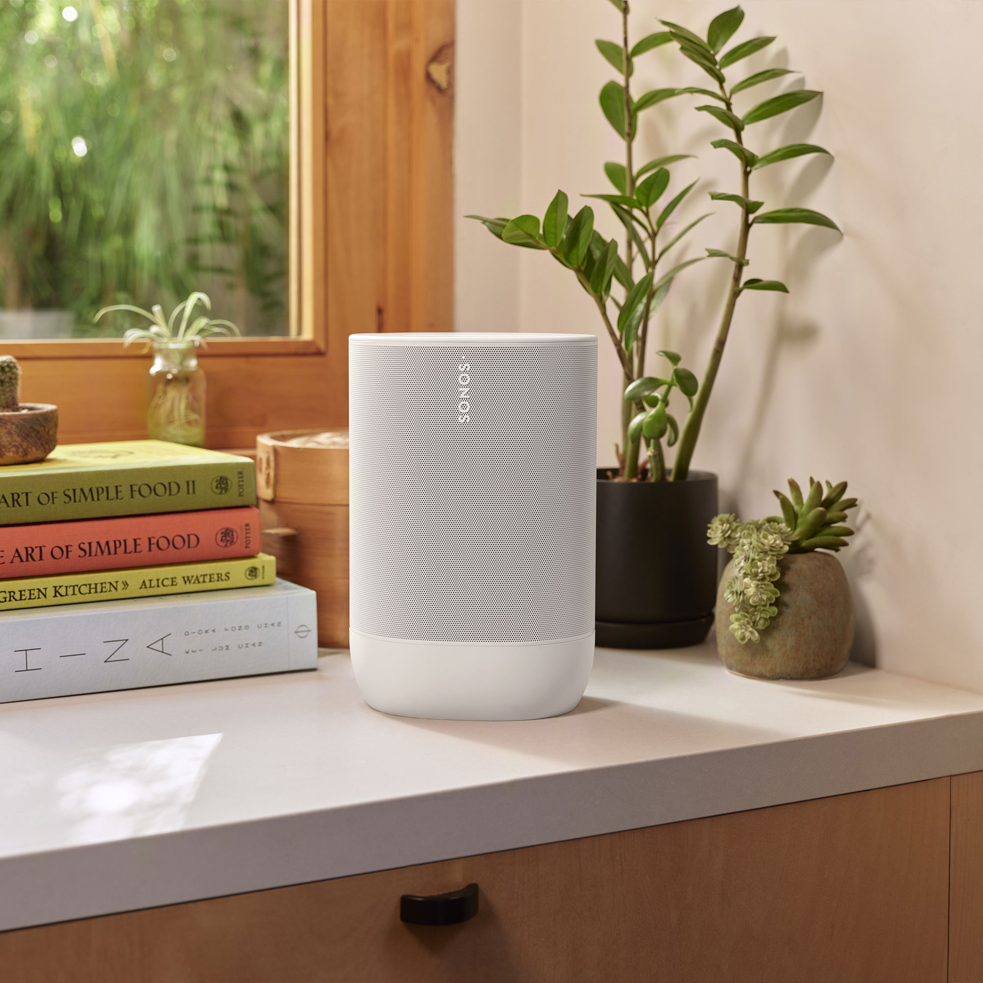 sonos move 2 valkoinen keittiön pöydällä